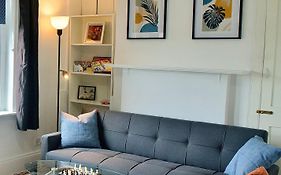 Spacious 2 Bed Apartment, 8Min To Stratford Station, Sleeps 6